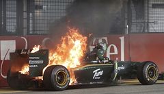 Kovalainen v hoícím Lotusu.