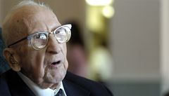 Nejstarší muž světa oslavil 114 let. 'Buďme k sobě přátelští,' vzkázal