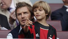 David Beckham se svým synem Romeem sledují fotbalový zápas AC Milan versus Arsenal  .
