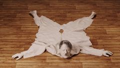 Hitler's Rug from the installation Nazi Hunter's Room (p�edlo�ka s podobiznou Hitlera).