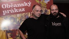 Scénárista Petr Jarchovský a reisér Ondej Trojan (vlevo) pózují 29. záí v Praze po novináské projekci jejich nového filmu Obanský prkaz. 