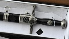 Celníci v pražské tržnici zabavili zbraně s nacistickou symbolikou
