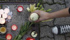 Kv�tiny a sví�ky p�ed domem, kde N�mka zabila syna a partnera