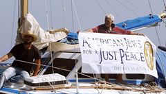 Loď s židovskými mírovými aktivisty chce prolomit blokádu Gazy 