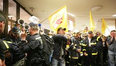 Demonstranti v budov Ministerstva vnitra