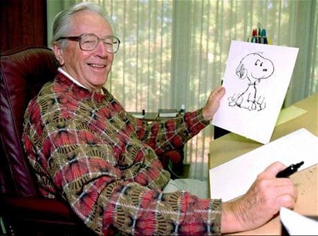 Charles Schulz,americk vtvarnk a mal komiks,tvrce Snoopyho, Charlieho Browna a dalch znmch figurek (na archivn fotografii z roku 1995).