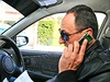 Telefonování v aut - ilustraní foto