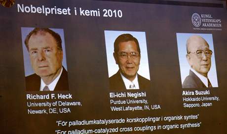erství nositelé Nobelovy ceny za chemii. Zleva Richard F. Heck, Ei-ichi Negishi a Akira Suzuki.