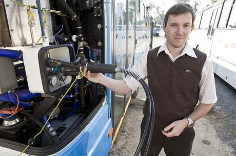 Ludk Janík tankuje vodík do neratovického autobusu