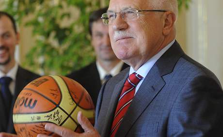 Prezident Václav Klaus pijal na Praském hrad basketbalistky.