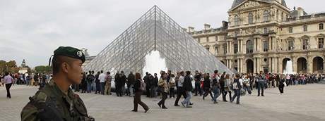 Francouzský voják hlídkuje ped muzeem Louvre.