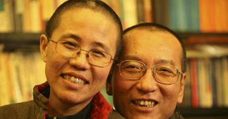 Liou Siao-Po (vpravo) na archivním snímku s manelkou Liou-Sia