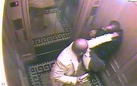 Saúdský princ (v bílém) bije svého sluhu. Zábry z bezpenostních kamer ve výtahu.