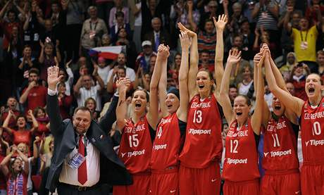 Radost eských basketbalistech. Vlevo trenér Lubor Blaek