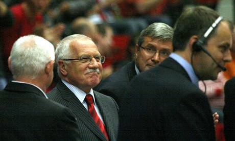 Prezident Václav Klaus na basketbalu.