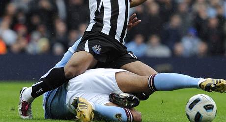 Ben Arfa v souboji s De Jongem.