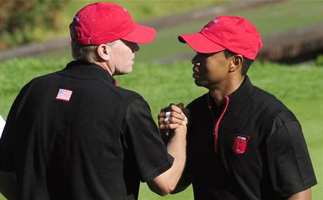 Steve Stricker (vlevo) a Tiger Woods.