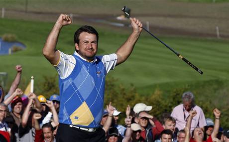 Graeme McDowell (evropský tým) se raduje z výhry v Ryder Cupu.