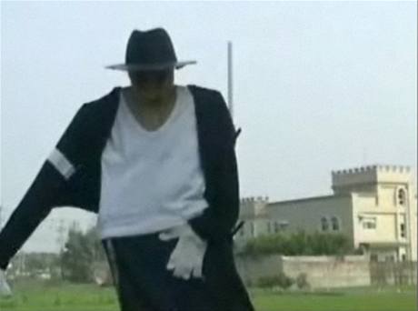 Strašák. Michael Jackson plaší ptáky na rýžovišti v Tchaj-wanu
