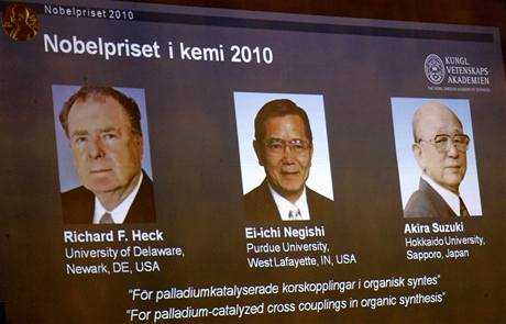 Čerství nositelé Nobelovy ceny za chemii. Zleva Richard F. Heck, Ei-ichi Negishi a Akira Suzuki.