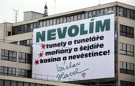 Prostednictvím billboardu se exprezident Havel zapojil do kampan ke komunálním volbám. 