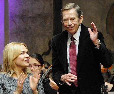 Manel Havlovi na udlen ceny Nadace Vize 97. Vclav Havel se nejspe lou a chvt na premiru filmu Habermannv mln.