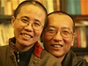 Liou Siao-Po (vpravo) na archivním snímku s manelkou Liou-Sia