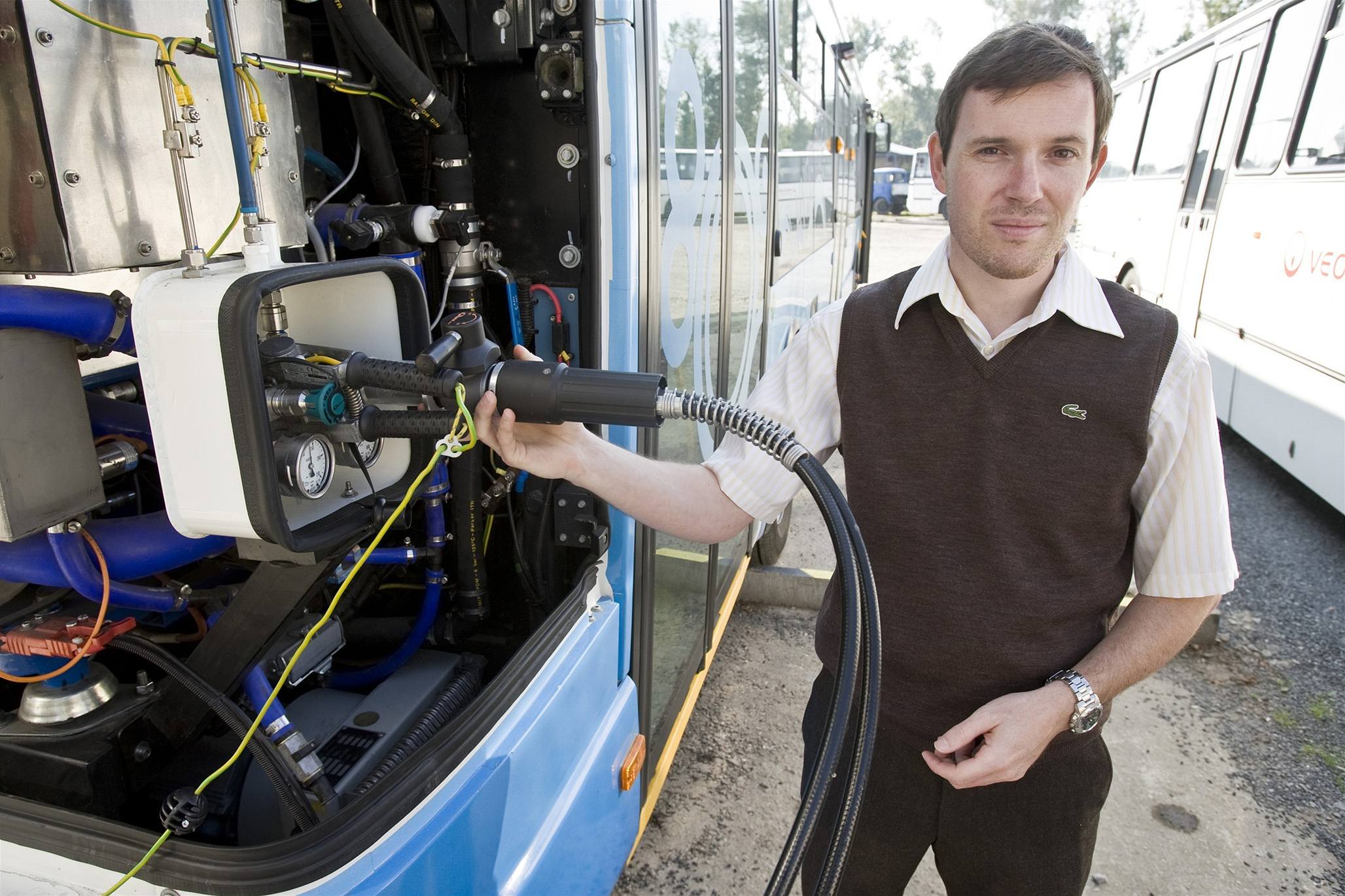 Lud�k Janík tankuje vodík do neratovického autobusu