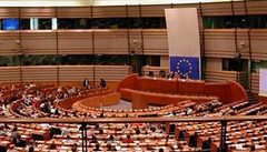 V parlamentu EU se ztil strop
