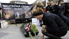P�t desítek aktivist� v �erném se se�lo na pra�ském Václavském nám�stí
