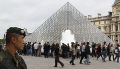 Francouzský voják hlídkuje ped muzeem Louvre.