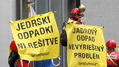 Aktivist Greenpeace pinesli europoslancm 'jadern odpad'
