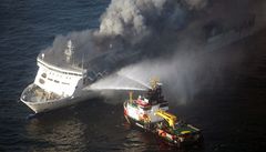 U Singapuru hořel trajekt, zachránili z něj víc než 200 lidí