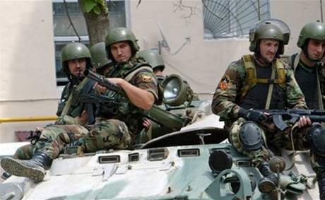 Ozbrojené jednotky Omon v ulicích eenského hlavního msta Groznyj.