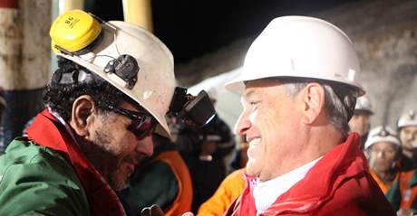 Chilský prezident Piera mluví s pedákem horníkem Luisem Urzuou, kterého vytáhli na povrch jako posledního