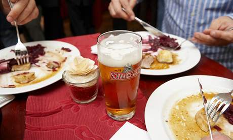 K pivu Schwarzenberg se ve tábu TOP 09 podává knedlo, zelo, maso.