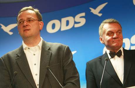 Pedseda ODS Petr Neas po boku kandidáta na primátora Bohuslava Svobody.