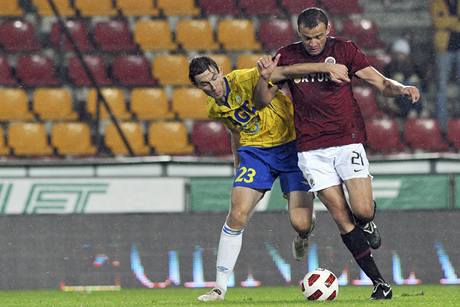 Sparta - Teplice (Brabec brání soupee).