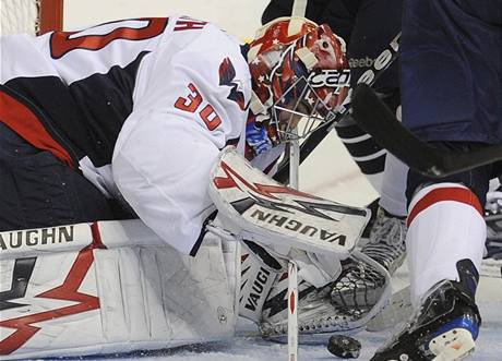 Michal Neuvirth v akci.