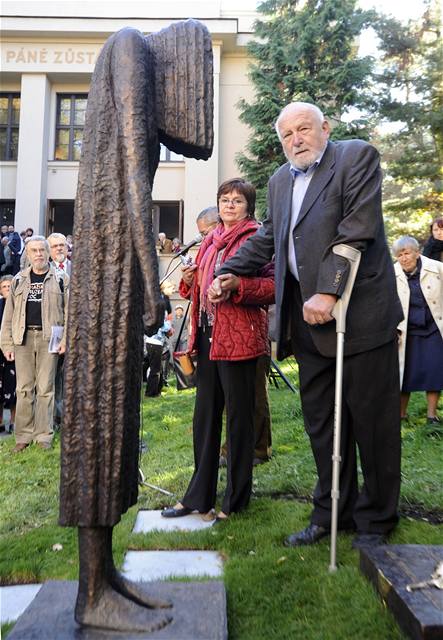 Pomník Milad Horákové byl slavnostn odhalen 10. íjna v Praze 5 pi píleitosti 60. výroí jejího úmrtí. Na snímku vpravo autor sochy Olbram Zoubek. 