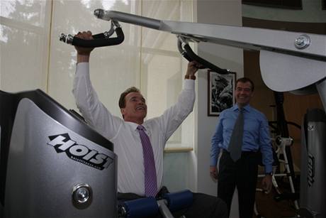 Arnold Schwarzenegger dal "mistrovskou lekci" z posilování v tlocvin ruskému prezidentovi Dmitriji Medvedvovi.