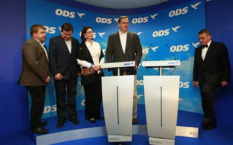 Senátní a komunální volby 2010: Tisková konference ODS zleva Petr Tlucho, Alexandr Vondra, Miroslava Nmcová, Petr Neas a  Bohuslav Svoboda.