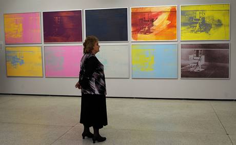 Monet-Warhol - Mistrovsk dla z muzea Albertina a Batlinerovy sbrky v Nrodn Galerii.  Na snmku soubor Elektrick keslo od Andyho Warhola. 