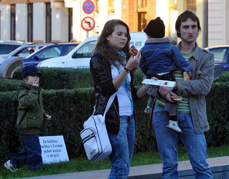 Piblin ti destky lid se v Hradci Krlov sely na Happeningu za svobodu a demokracii a proti islamizaci Evropy. Na Masarykov nmst veejn grilovali vepov maso a pili pivo. 