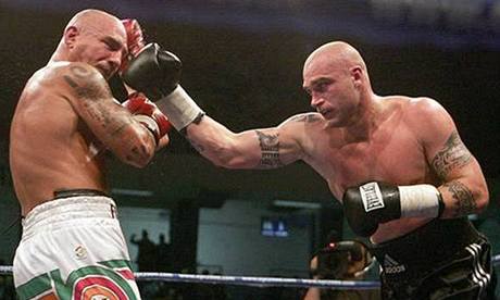 Mláti�ka Kraj v akci. Fragomeni dostal nalo�eno, p�esto vyhrál.