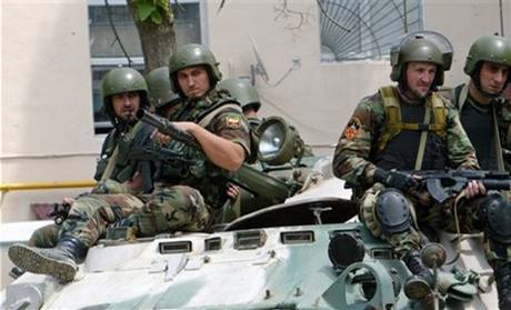 Ozbrojené jednotky Omon v ulicích eenského hlavního msta Groznyj.