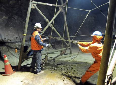 Chiltí záchranái dokonili vyztuení tunelu.