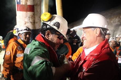 Chilský prezident Piera mluví s pedákem horníkem Luisem Urzuou, kterého vytáhli na povrch jako posledního