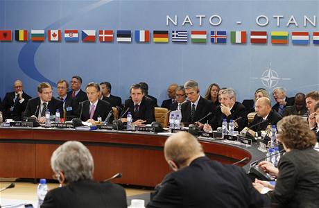 éf NATO Rasmussen (uprosted) na jednání ministr v Bruselu