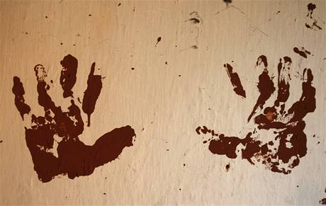 Obtisk rukou s ervenm kalem na zdi jednoho z dom v Devecseru